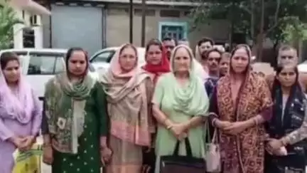 अम्ब: मैड़ी के ग्रामीणों ने बीपीएल सूची से बाहर किए जाने पर बीडीओ से मिलकर जताया एतराज