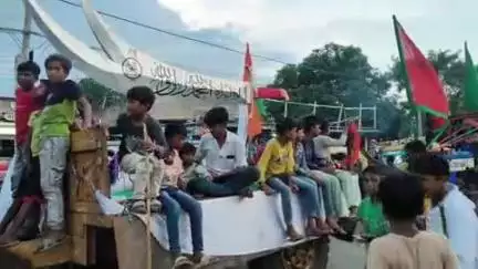 बरहेट: नवाब चौक बरहेट से मुहर्रम का अखाड़ा निकाला गया, युवाओं ने दिखाए करतब