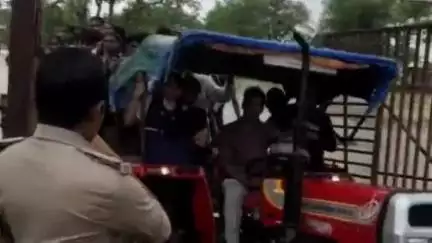 बीना: ग्राम लहरावदा हाई स्कूल में बारिश से जलभराव, मदद के लिए बुलानी पड़ी पुलिस