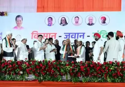 बेरला: बेमेतरा के पूर्व विधायक ने रायपुर में आयोजित किसान जवान संविधान जनसभा में पार्टी के बड़े नेता से की मुलाकात