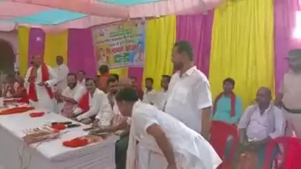 पकड़ी दयाल: ठीकहां बनकट में पूर्व मंत्री सह विधायक राणा रणधीर सिंह ने ₹2.30 करोड़ से बनने वाली तीन पुलों का किया शिलान्यास