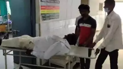 डूंगरपुर: गांधी आश्रम के निकट तेज रफ्तार ऑटो की टक्कर से एक बाइक सवार व्यक्ति का पैर हुआ फ्रैक्चर, जिला अस्पताल में इलाज जारी