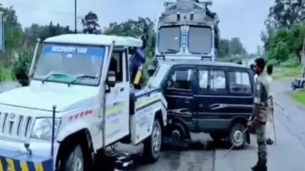 चास: तेलीडीह मोड़ के पास ट्रक ने मारुति वैन को मारी टक्कर, दो लोग घायल