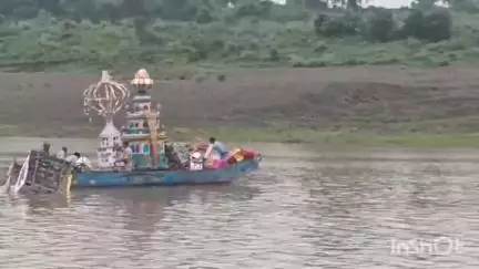 नेपानगर: मोहर्रम के अवसर पर नेपानगर की ताप्ती नदी में विसर्जित किए गए ताजिये