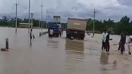 যমুনামুখ সৰুপথাৰ সংযোগী পথৰ ওপৰেদি বৈছে যমুনা আৰু নিখাৰী নৈৰ বাঢ়নি পানী, বিপদসংকুলভাৱে যান-বাহনৰ যাতায়াত