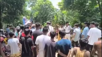 ধুবুৰী ভাগ: আলমগঞ্জৰ গড়কাপ্তানী পথত ভয়ংকৰ পথ দুৰ্ঘটনা, মালবাহী বাহনে মহটিয়াই নিলে ই-ৰিক্সা