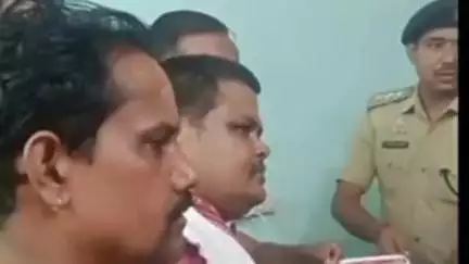 कैंपियरगंज: ब्राह्मण महिलाओं के खिलाफ आपत्तिजनक गाना वायरल, गायक के खिलाफ ब्राह्मणों ने कैम्पियरगंज सीओ कार्यालय पर किया प्रदर्शन