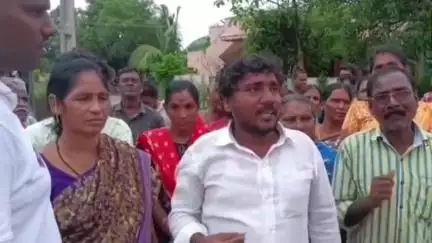 ములుగు: మంగపేట పర్యటనలో భాగంగా మంత్రి సీతక్కకు నిరసన సెగ