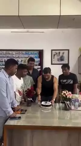 कांके: पूर्व क्रिकेटर महेंद्र सिंह धोनी ने JSCA स्टेडियम में दोस्तों संग मनाया अपना 44वां जन्मदिन