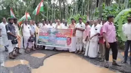കാസര്‍ഗോഡ്: അന്തർസംസ്ഥാന പാതയുടെ ശോചനീയാവസ്ഥ, 
പള്ളത്തടുക്കയിൽ കോൺഗ്രസ് പ്രതിഷേധം