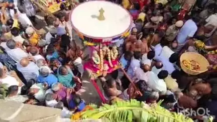 சோளிங்கர்: சோளிங்கரில் 57 ஆண்டுகளுக்குப் பிறகு யோக ஆஞ்சநேயர் திருக்கோவில் மகா கும்பாபிஷேக விழா விமர்சையாக நடைபெற்றது