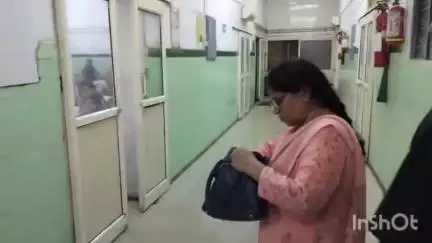 बरेली: जिला अस्पताल परिसर का सीएमएस अलका शर्मा ने किया औचक निरीक्षण, साफ-सफाई मिलने पर सफाई कर्मचारी को दिया नगद पुरस्कार