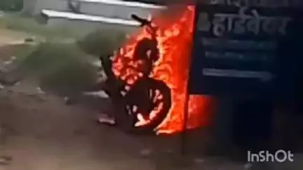 हर्रैया: हर्रैया थाना क्षेत्र के लबदहा के पास शराब के नशे में एक व्यक्ति ने अपनी बाइक में लगाई आग, सूचना पर पहुंची पुलिस