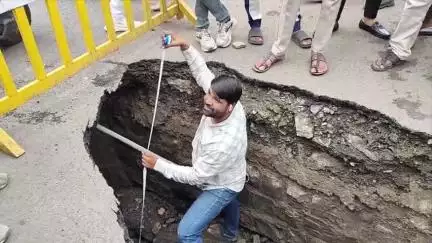 इंदौर: इंदौर नगर निगम सड़क धंसने की घटना से जागा, सभी काम करने वाली कंपनियों को दी चेतावनी