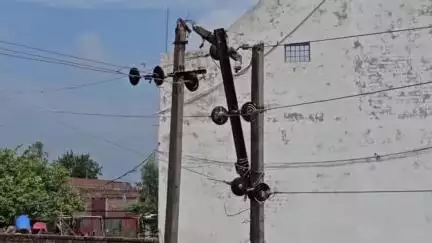 स्वार: मीरापुर मीरगंज में आबादी के ऊपर से गुजर रही हाई टेंशन लाइन बन रही है हादसे का सबब, चपेट में आने से मजदूर झुलसा
