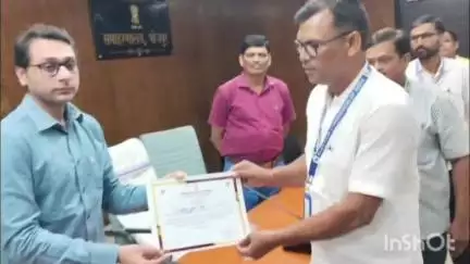 पीरो: पीरो में चल रहे पुनिरीक्षण कार्य में उत्कृष्ट प्रदर्शन करने वाले शिक्षकों को जिला अधिकारी ने किया सम्मानित