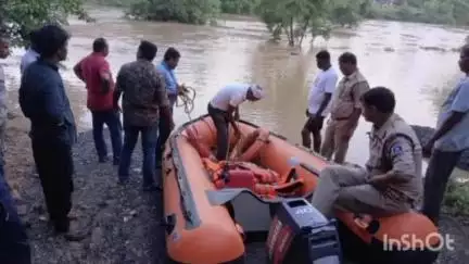 कटनी नगर: कटनी नदी में बहे युवक को एसडीईआरएफ और होमगार्ड की टीम ने रेस्क्यू कर बचाई जान
