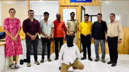 नाशिक: नोकरीचे आमिष दाखवून फसवणूक करून फरार असलेल्या आरोपीला खंडणी विरोधी पथकाने नांदूर नाका येथे केली अटक