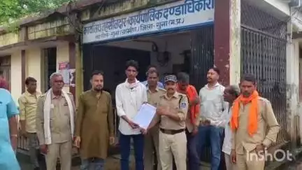 गुना नगर: सिली वर्दी पहनने से कोटवारों का इनकार, परमानेंट करने की मांग को लेकर गुना में दिया ज्ञापन