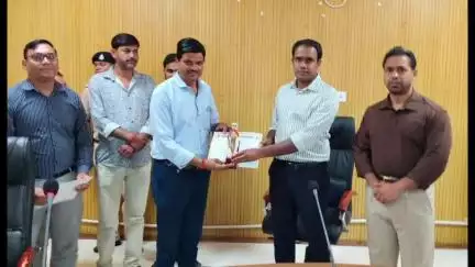 सागर: कलेक्टर ने शत-प्रतिशत घरों में पेयजल सप्लाई करने पर दो सरपंचों को किया पुरस्कृत