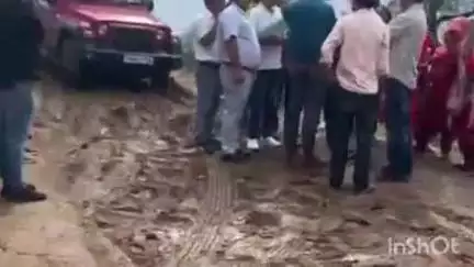 शाहपुर: उपमुख्य सचेतक केवल सिंह पठानिया ने भतल्ला पंचायत में सड़कों की स्थिति का निरीक्षण किया