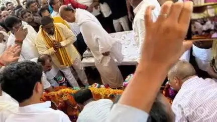 बलरामपुर: केंद्रीय राज्य मंत्री के पिता कुंवर आनंद सिंह के निधन पर सदर विधायक ने क्षेत्रवासियों की तरफ से दी श्रद्धांजलि