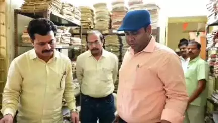 నర్సాపూర్: కొల్చారం రెవెన్యూ కార్యాలయాన్ని తనిఖీ చేసిన జిల్లా కలెక్టర్ రాహుల్ రాజ్