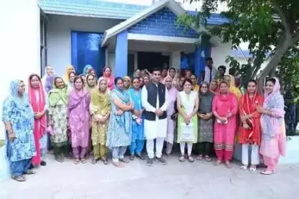 नूरपुर: बरंडा की महिलाओं ने विधायक से मिलकर सड़क, पानी और बिजली की समस्याएं रखीं, विधायक ने संबंधित अधिकारियों को दिए आदेश