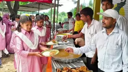 तिलोई: सेमरौता हनुमान मंदिर के वार्षिक भंडारे में छात्राओं ने ग्रहण किया प्रसाद