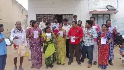 కార్మిక వ్యతిరేక చట్టాలపై కార్మికులు సంఘటితం కావాలి:కలకడలో కార్మికుల నినాదాలు