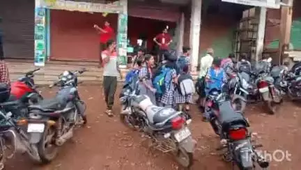 गुना नगर: नानाखेड़ी थोक सब्जी मंडी में जाम से केंद्रीय विद्यालय के बच्चे परेशान, आधा किलोमीटर पैदल चलने को मजबूर