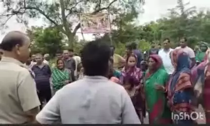 କଟକ ପୌରାଞ୍ଚଳ: ନରସିଂହପୁର ପାଇକବାରବାଟୀ ପଞ୍ଚାୟତ ହଟିଆପଲ୍ଲୀରେ ପାନୀୟ ଜଳ ସମସ୍ୟା ନେଇ ଗ୍ରାମବାସୀଙ୍କ ରାସ୍ତାରୋକ, ପୋଲିସ ପହଞ୍ଚି କଲା ବୁଝାସୁଝା