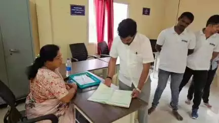 ఇబ్రహీంపట్నం: గడ్డి అన్నారం డివిజన్లో జిహెచ్ఎంసి కార్యాలయాన్ని ఆకస్మిక తనిఖీ చేసిన కార్పొరేటర్ బద్దం ప్రేమ్ మహేశ్వర్ రెడ్డి