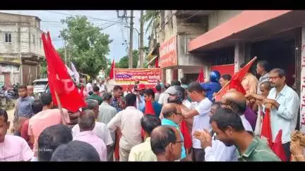 কমলপুর: ১৭ দফা দাবিতে বাম ট্রেড ইউনিয়নের ধর্মঘটের সমর্থনে কমলপুরে সিপিআইএমের পথসভা ও মিছিল