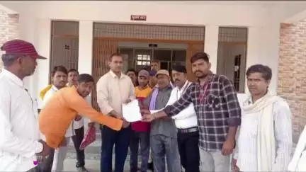 विजयराघवगढ़: ग्राम कोटवार लामबंद होकर तहसील कार्यालय पहुंचे, मुख्यमंत्री के नाम तहसीलदार को सौंपा ज्ञापन