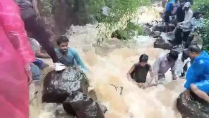 नाशिक: दुगारवाडी येथे फिरायला गेलेल्या वीस  पर्यटकांना पाण्यातून बाहेर काढण्यात यश; सुदैवाने जीवित हानी टळली