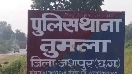 फरसाबहार: खतरनाक मोड़ बना हादसे का कारण, साइड देने में ट्रक पलटा तुमला