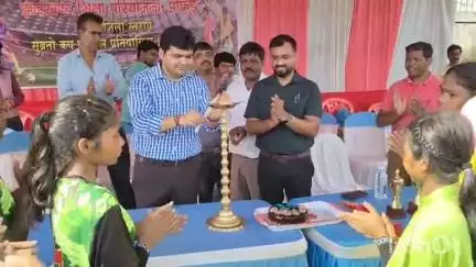 पाकुड़: उपायुक्त ने बैंक कॉलोनी स्टेडियम में ज़िला स्तरीय सुब्रतो कप फुटबॉल प्रतियोगिता का किया शुभारंभ