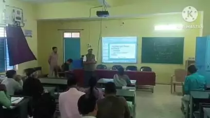अमरवाड़ा: मॉडल स्कूल में मास्टर ट्रेनर गजेंद्र सिसोदिया और अनुराग मिश्रा ने बीएलओ को वोटर लिस्ट पर दिया प्रशिक्षण