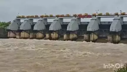 नाशिक: गंगापूर धरणातून गोदावरी नदीत पाण्याचा विसर्ग सादर केसेस वाढवला गोदाकाठी राहणाऱ्या नागरिकांना सतर्कतेचा इशारा