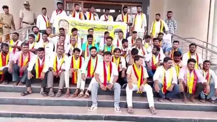 ಯಾದಗಿರಿ: ದ್ವಿಭಾಷಾ ಶಿಕ್ಷಣ ನೀತಿಯನ್ನು ಜಾರಿಗೊಳಿಸುವಂತೆ ಜಿಲ್ಲಾಧಿಕಾರಿಗಳ ಕಚೇರಿ ಮುಂಭಾಗದಲ್ಲಿ ಕರ್ನಾಟಕ ರಕ್ಷಣಾ ವೇದಿಕೆ ಪ್ರತಿಭಟನೆ