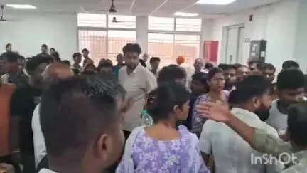 मुंगेर: मॉडल अस्पताल में दवा काउंटर पर डाटा ऑपरेटर और मरीज के परिजन उलझे, ऑपरेटर ने तोड़ा शीशा