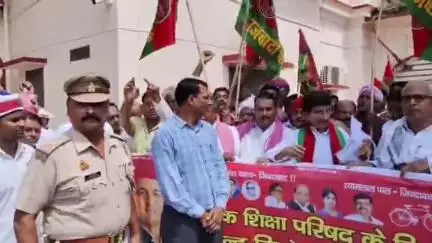 बरहज: देवरिया में विद्यालय विलय का समाजवादी पार्टी ने किया विरोध, इसे बताया जनविरोधी फैसला