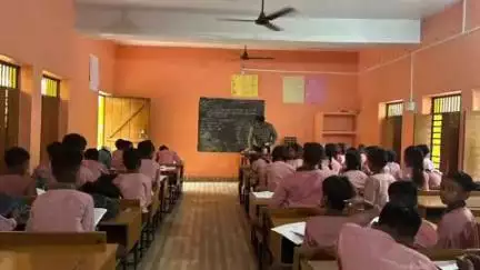 चंदौली: बीएसए ने जिले के परिषदीय विद्यालयों का निरीक्षण किया, अनुपस्थित शिक्षकों का वेतन रोका और लापरवाही पर लगाई फटकार
