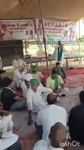 एत्मादपुर: भारतीय किसान यूनियन टिकैत ने भागूपुर में रेलवे ट्रैक अंडरपास के नीचे जल भराव की समस्या को लेकर किया धरना प्रदर्शन