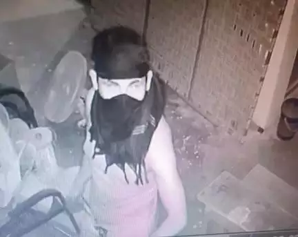 कस्बे में तीन अलग अलग  स्थानो से अज्ञात चोर  दरवाजे का कुण्डा तोड़ कर बैटरा पार किए चोरी घटना सीसीटीवी कैमरे में कैद