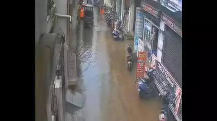 शिवपुरी नगर: सुखदेव हॉस्पिटल के सामने ऑटो चालक का मोबाइल चुराकर भागा चोर, घटना CCTV में कैद