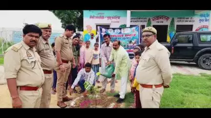 करहल: करहल के किरथुआ कंपोजिट विद्यालय में वन विभाग की टीम ने वृक्षारोपण किया, प्रिंसिपल और छात्र-छात्राएं रहे मौजूद