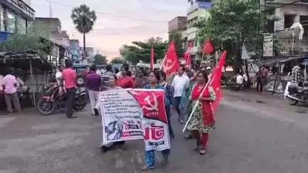 আউশগ্রাম ১: জঙ্গী ও সন্ত্রাসবাদ ধ্বংস হোক, দ্রব্য মূল্য বৃদ্ধি রোধ সহ ১৭ দফা দাবিতে ধর্মঘটকে সফল করার লক্ষ্যে গুসকরায় মিছিল ও পথসভা