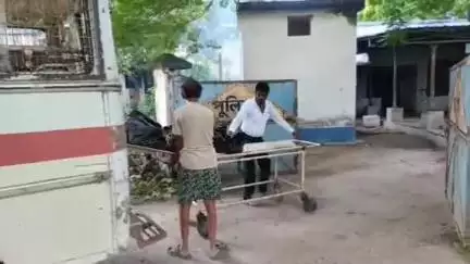 বালুরঘাট: কুমারগঞ্জে নিখোঁজ স্কুল ছাত্রীর অর্ধনগ্ন দেহ উদ্ধার, পরিবারের সাথে দেখা করলেন বিধায়ক; পুরো ঘটনা খতিয়ে দেখার আশ্বাস SP